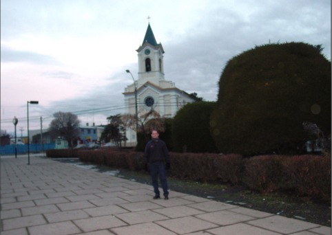 Puerto Natales – Plaza de Armas. La plaza se ubica en el centro de Puerto Natales, frente a la iglesia católica, hace un frío horrible.