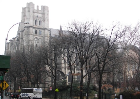 Cathedral Church of St. John the Divine, la primera piedra se coloca en 1892, estilo romántico-bizantino.  Localizada en Amsterdam Avenue.