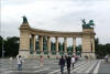 Plaza de los Héroes (Budapest), sus estatuas conmemoran a los líderes de las 7 tribus fundadoras de Hungría.