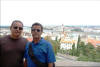 Gabriel y Evaristo con el Parlamento detrás, estas vistas se pueden hacer desde el Bastión de los Pescadores.