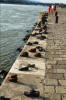 Frente al Parlamento y a orillas del Danubio zapatos de bronce.