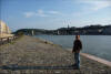 Gabriel a orillas del Danubio, con el Puente de las Cadenas y el Castillo de Buda como fondo.