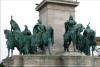 Plaza de los Héroes (Budapest), alrededor del pilar los siete líderes tribales húngaros: Árpad, Előd, Tas, Huba, Töhötöm, Kond y Ond.