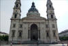 Basílica de San Esteban (Budapest), la fachada principal se completa con dos torres gemelas a modo de campanarios.