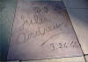 Una de las firmas y huellas es la de Julie Andrews.