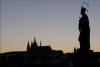 Lo siento pero sólo puedo decir – que foto!.  Desde el puente al fondo el Castillo de Praga.