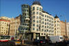Arquitectura Praga - Casa danzante o de Ginger y Fred, a pesar de su estilismo deconstructivista, se integra perfectamente con el resto.