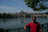 Gabriel y al fondo el Castillo de Praga.