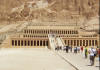 El templo de la reina Hatshepsut, una rampa ascendente con el león que protege el nombre de la reina da acceso al segundo nivel.