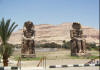 Estatuas inmensas como las de los Colosos de Memnón que, con sus 18 m de altura, guardaban el templo funerario de Amenofis III.