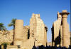 Templo de Karnak, se accede a un gran patio porticado donde se encuentra, la izquierda, un templete del faraón Sethy II, la columna de Taharca.