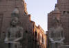 Templo de Luxor, detalles de las dos grandes estatuas sedentes, ante los pilonos, del monarca Ramsés II.