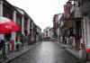 Yangshuo, al final de la navegación, es un pueblo típico en el que las calles son una sucesión colorida de negocios de ropas, artesanías.