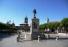Alcalá de Henares, Plaza de Cervantes. Al fondo, los restos de la parroquia de Santa María la Mayor.